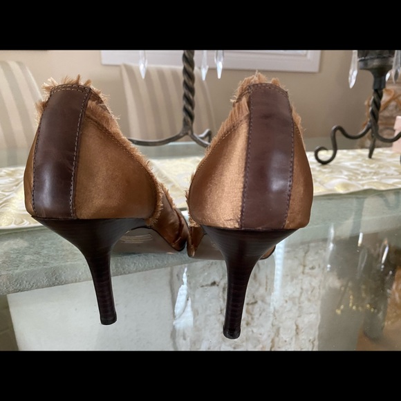 Gold satin shoes with stones. - Picture 3 of 3